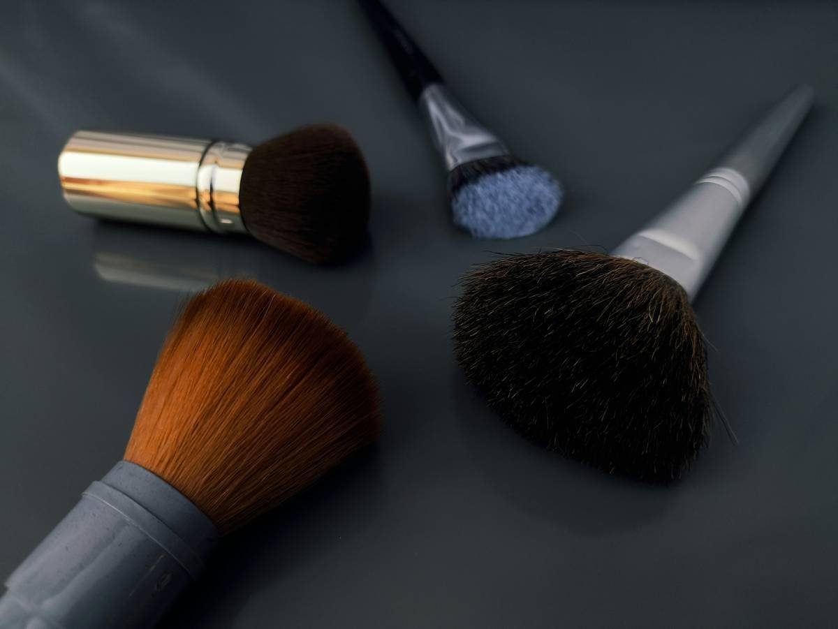Comparison chart showing three types of makeup lash curlers: Japanese (deep curve), American (medium curve), and European (shallow curve) with labeled eye shapes they suit best