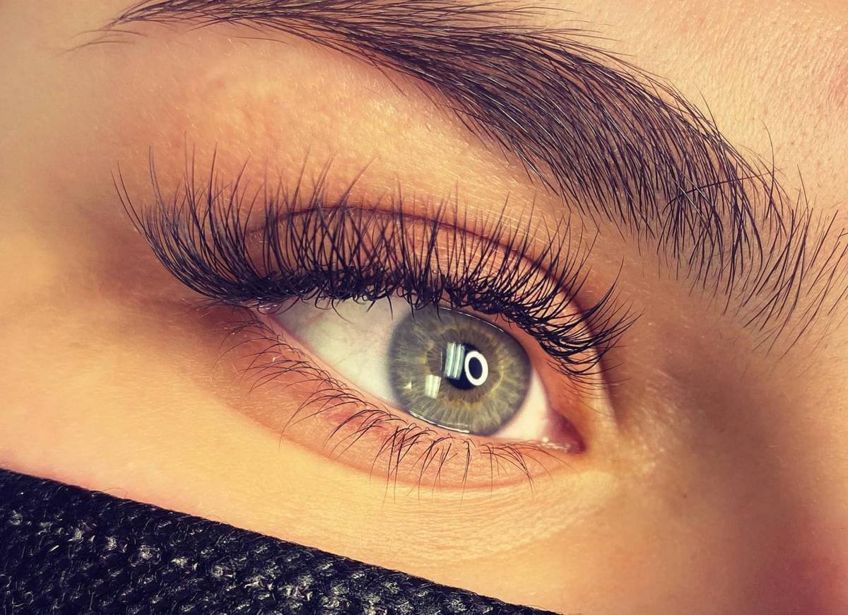 Heated Eyelash Curler: The Secret Weapon for Lashes That Stay Lifted All Day