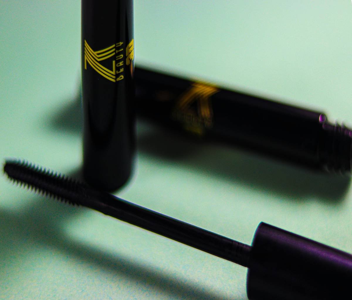 Infographic comparing standard vs. angled vs. heated eyelash curlers with effectiveness metrics
