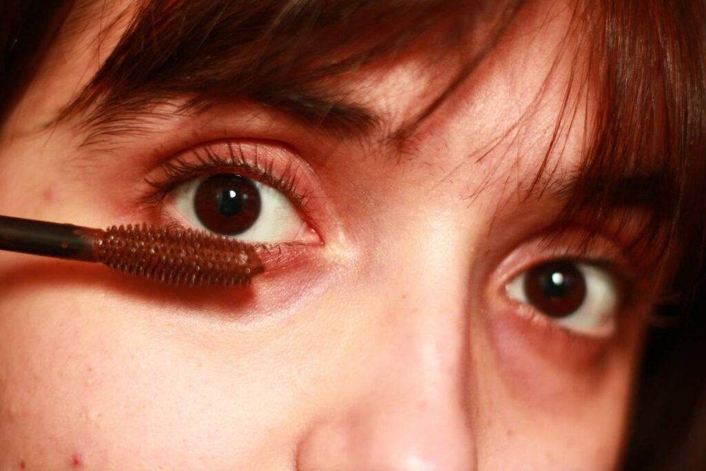 The Ultimate Guide to Choosing and Using an Eyelash Curling Device (Without Pinching Your Lids)