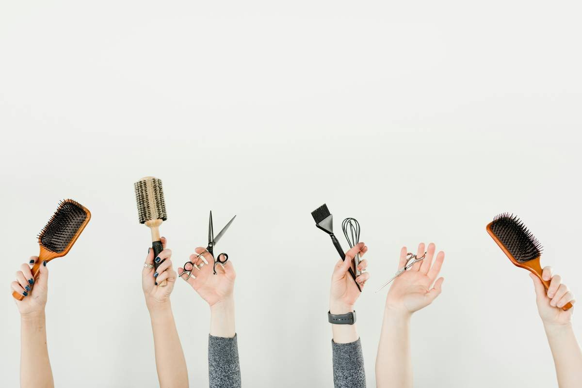 Close-up of correctly installed eyelash curler refill on premium metal curler