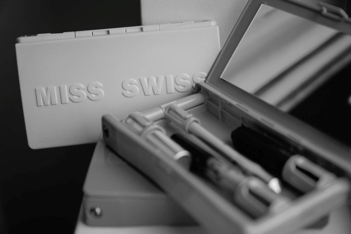 Compact Eyelash Curler: The Secret Weapon for Flawless Lashes on the Go