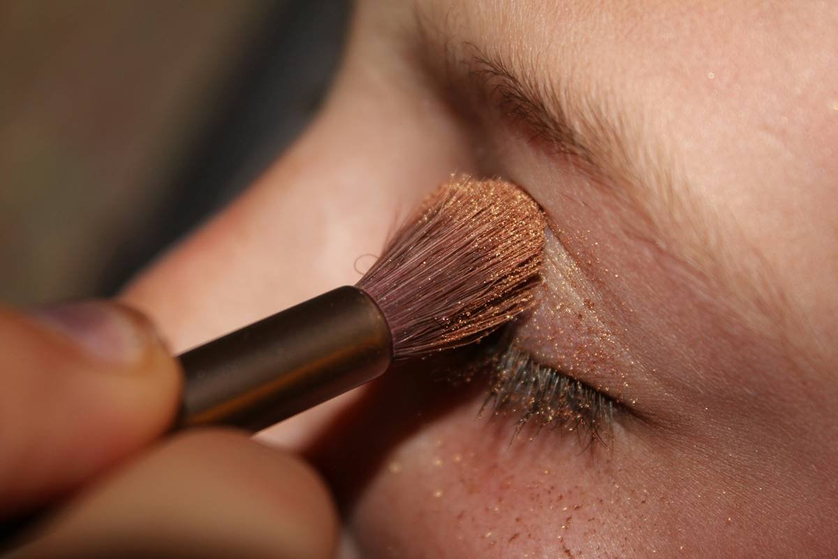 Side-by-side comparison showing results from a lash enhancing curler vs standard curler