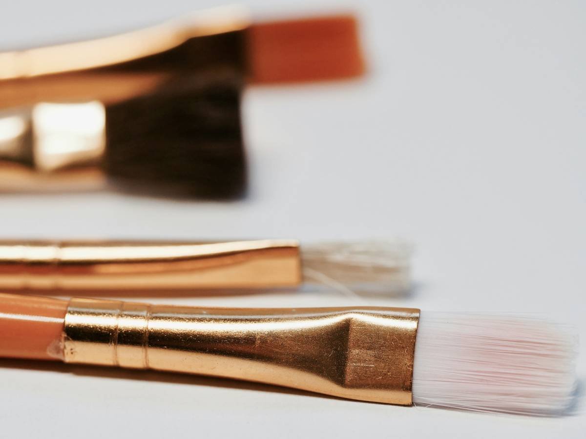 Side-by-side photo: left shows straight, downward-facing lashes; right shows lifted, fanned lashes after using a cosmetic lash curler