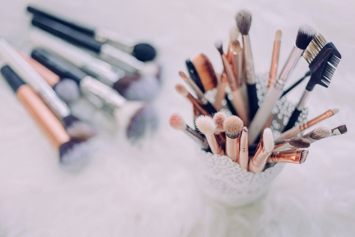 The Ultimate Guide to Choosing and Using a Cosmetic Lash Curler Without Pinching, Poking, or Wasting Product